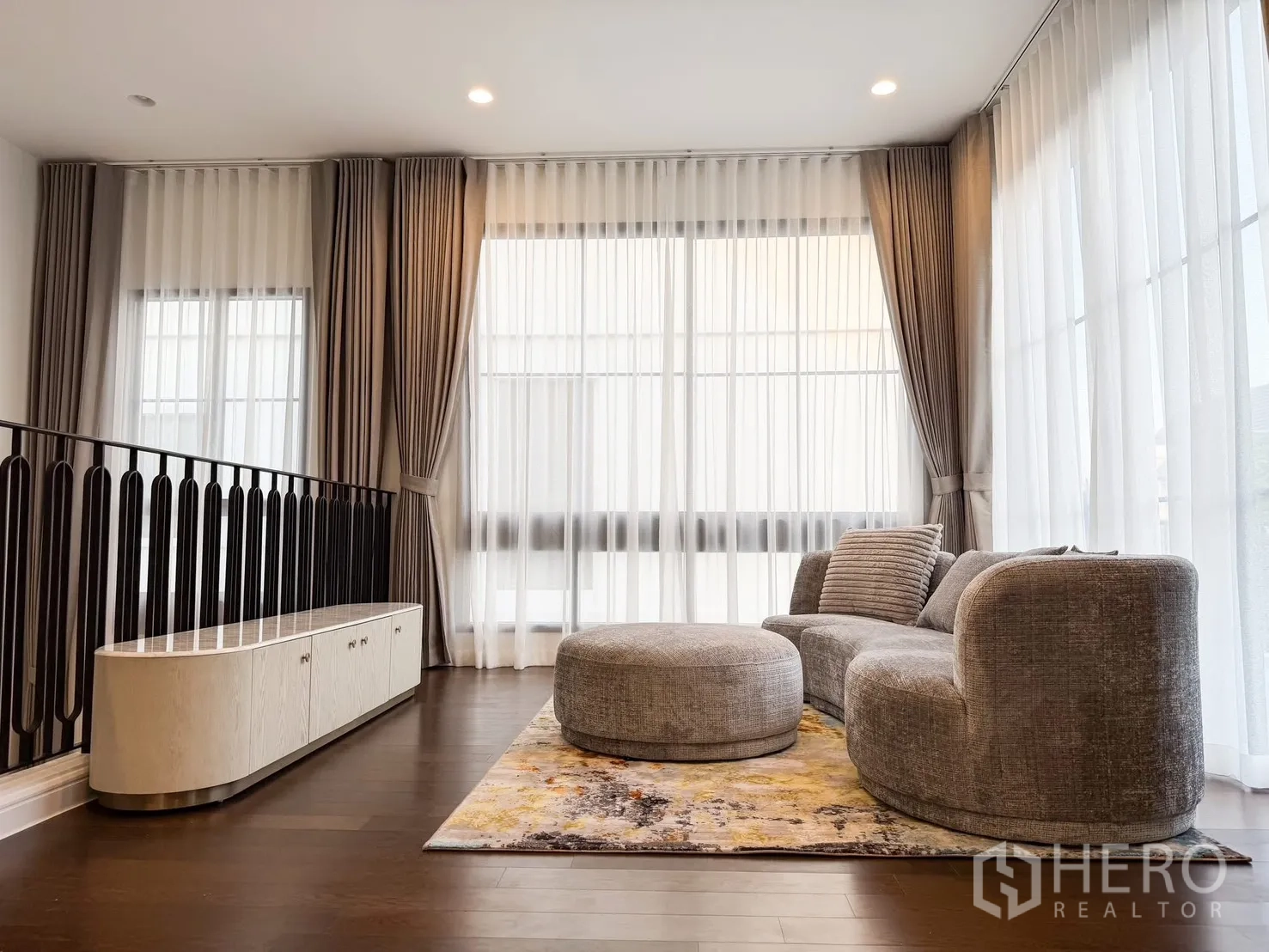 บ้านเดี่ยว for rent in Bang Khen, Bangkok - พื้นที่แฟมิลี่ติดบันได ตู้วางทีวี หน้าต่างบานใหญ่ และที่นั่งบุนุ่ม.