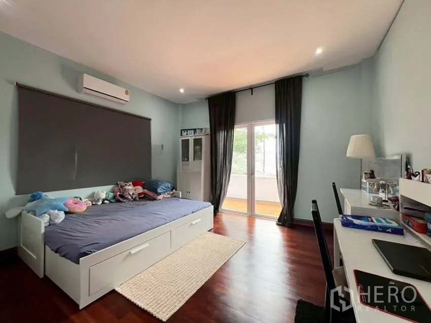 บ้านเดี่ยว for rent in Phra Khanong, Bangkok - ห้องนอนกว้างมีโต๊ะทำงานและประตูออกไประเบียง