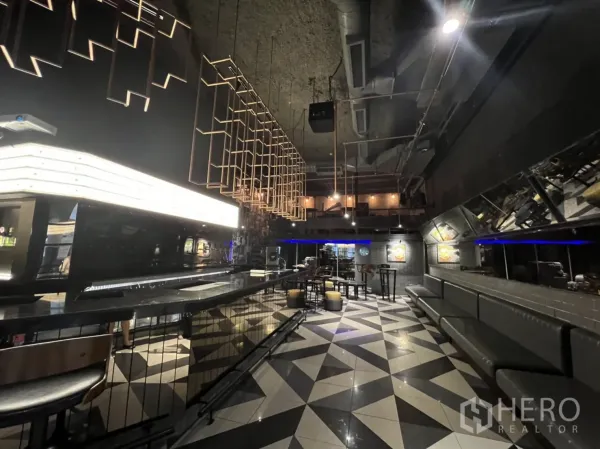 พื้นที่ขายปลีก ให้เช่าในKhlong Toei, Bangkok - มุมกว้างของโซนที่นั่ง พื้นลายเรขาคณิตและพื้นที่บาร์ พร้อมเบาะยาว