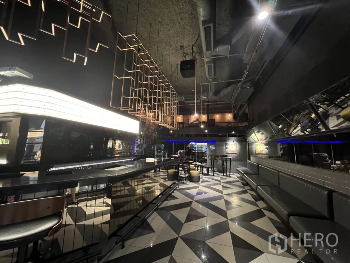 พื้นที่ขายปลีก ให้เช่าในKhlong Toei, Bangkok - มุมกว้างของโซนที่นั่ง พื้นลายเรขาคณิตและพื้นที่บาร์ พร้อมเบาะยาว