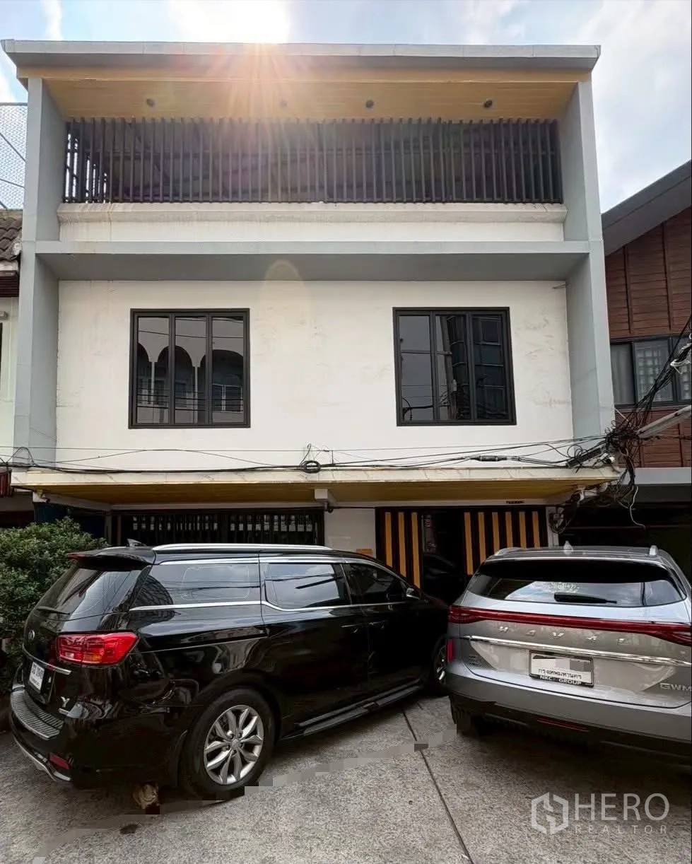联排别墅 for rent in Pathum Wan, Bangkok - 联排别墅外立面，带百叶阳台与可停两车的车位。