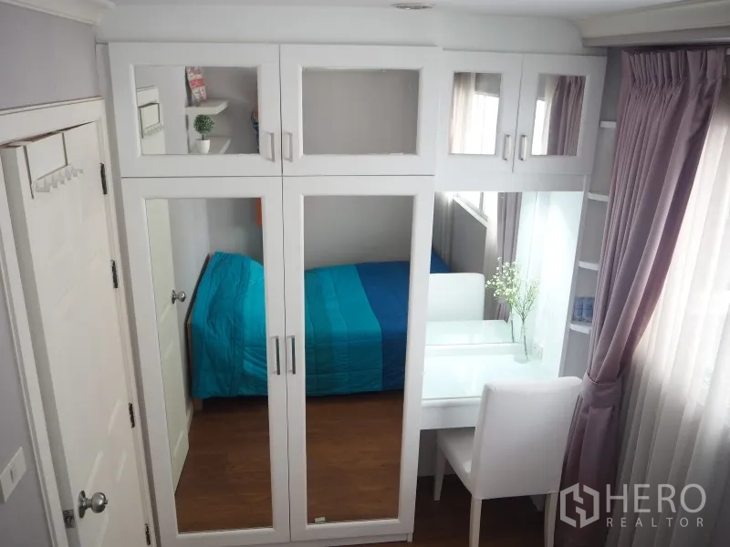 Condominium for rent or sale in Watthana, Bangkok - Compact second bedroom with built-in wardrobe, desk, and single bed.