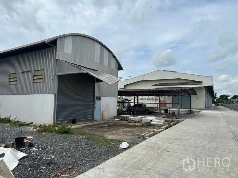โรงงาน ให้เช่าในLam Luk Ka, Pathum Thani - คลังสินค้าอีกหลังและหลังคาจอดรถข้างอาคารหลัก