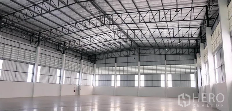 คลังสินค้า ให้เช่าในSamut Prakan - ฮอลล์อุตสาหกรรมช่วงกว้าง หลังคาทรัสเหล็ก ช่องระบายอากาศ และพื้นขัดมัน