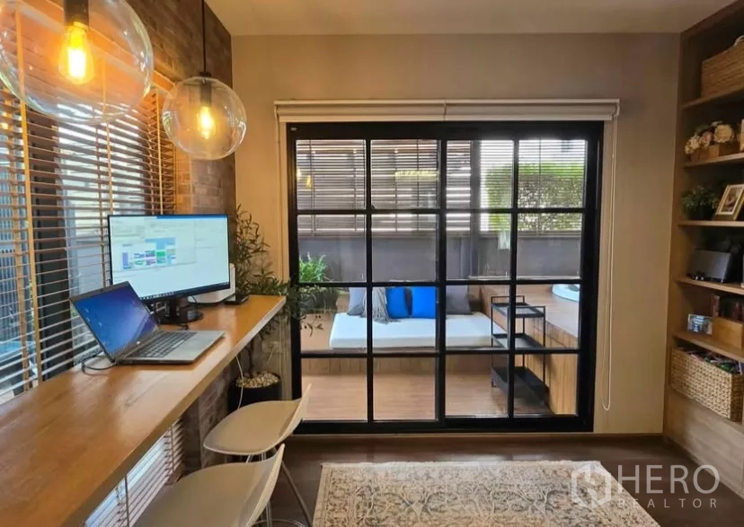 独立式住宅 出租在Bang Phli, Samut Prakan - 书房推拉门通往露台与室外按摩浴缸