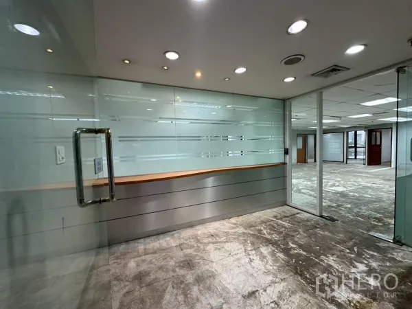 สำนักงาน ให้เช่าในKhlong Toei, Bangkok - โถงต้อนรับผนังกระจก กระจกฝ้าพร้อมไฟดาวน์ไลท์ เชื่อมสู่พื้นที่ทำงานโล่ง