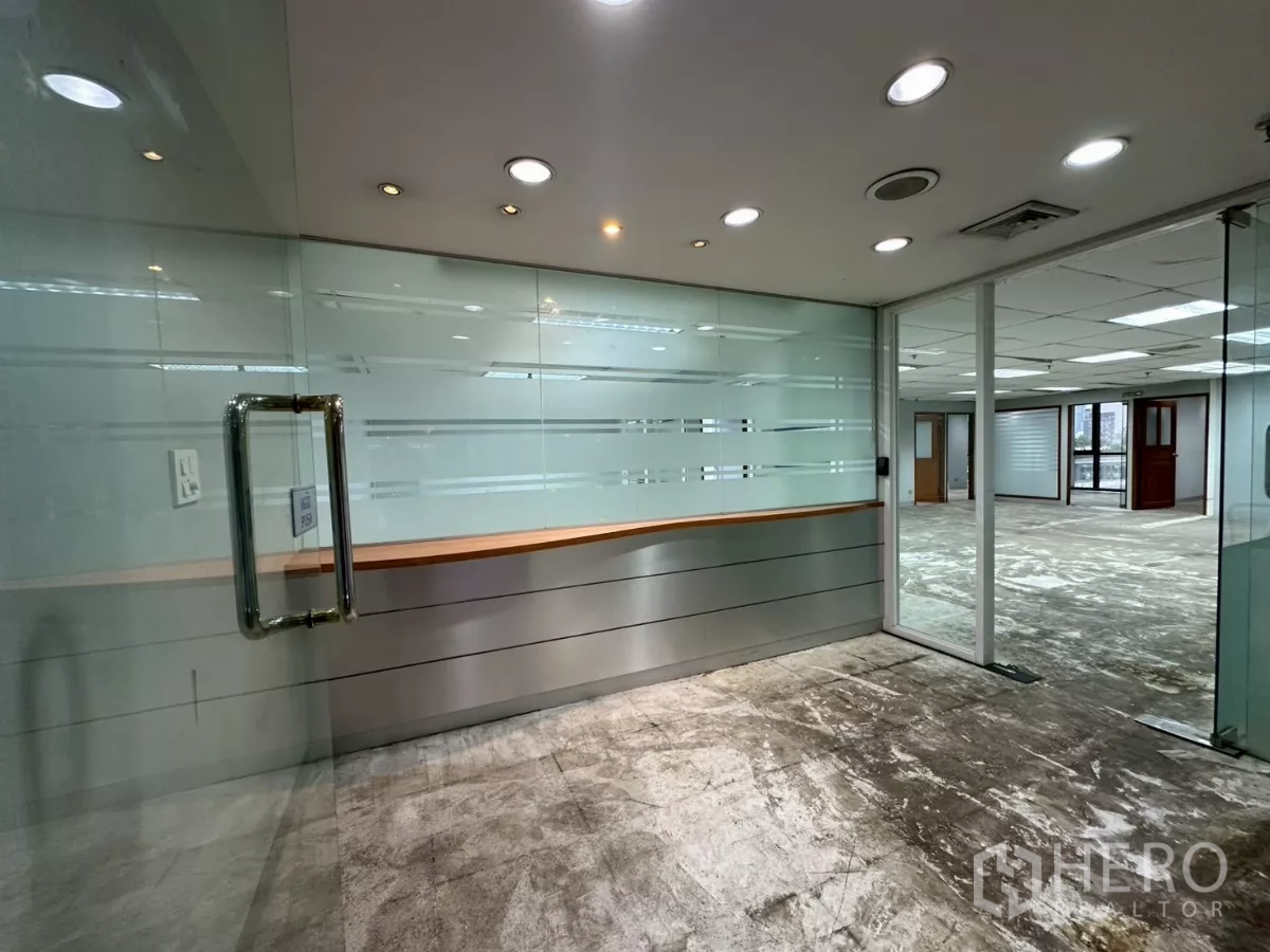 สำนักงาน ให้เช่าในKhlong Toei, Bangkok - โถงต้อนรับผนังกระจก กระจกฝ้าพร้อมไฟดาวน์ไลท์ เชื่อมสู่พื้นที่ทำงานโล่ง