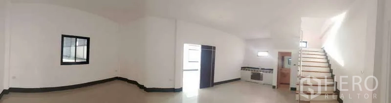 工厂 出租或出售在Sai Noi, Nonthaburi - 一层办公室带简易茶水区、卫生间入口和通往二层的楼梯。