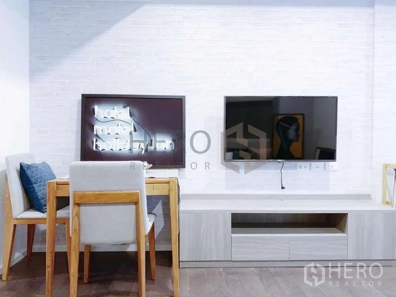 คอนโด ขาย - ผนังทีวีพร้อมตู้ลอยและชุดโต๊ะรับประทานอาหารขนาดเล็ก