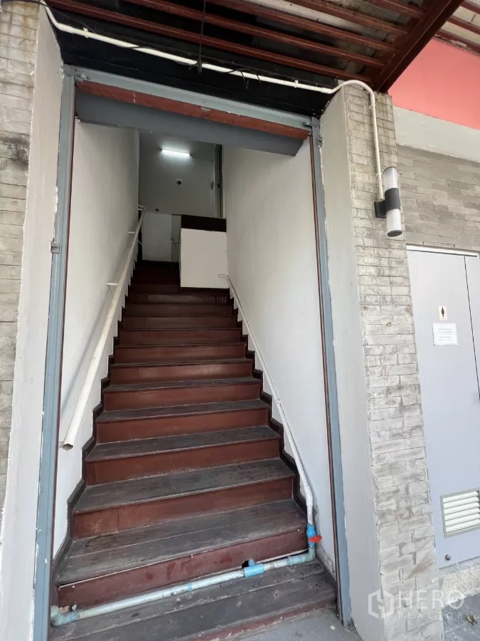 พื้นที่ขายปลีก ให้เช่า - ทางเข้าแบบบันไดภายนอก ขั้นไม้ ผนังสีขาว