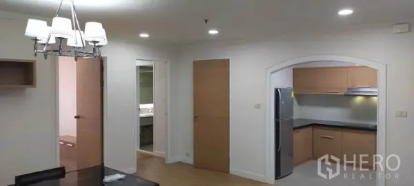 คอนโด ให้เช่าในWatthana, Bangkok - ครัวแยกผ่านซุ้มโค้ง ตู้ไม้โทนอ่อน พร้อมตู้เย็นสแตนเลส