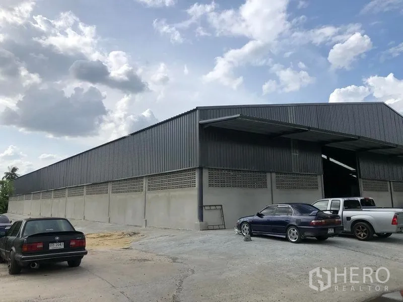 คลังสินค้า ให้เช่าในBang Kruai, Nonthaburi - ด้านนอกโกดังผนังเมทัลชีทชายสูงพร้อมช่องทางขนถ่ายสินค้า