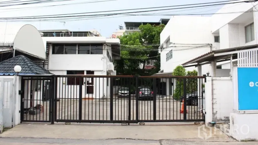 สำนักงาน ให้เช่าในSuan Luang, Bangkok - ประตูรั้วเลื่อนทางเข้าโครงการสำนักงาน พร้อมลานจอดรถ