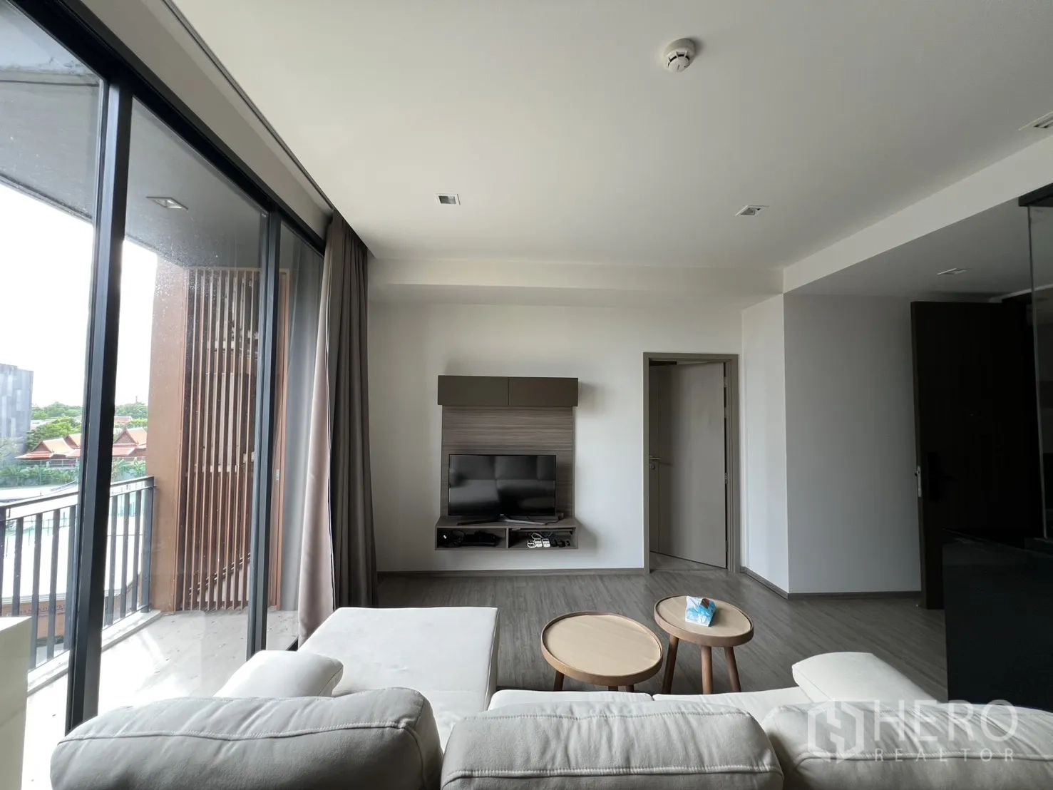 公寓 for rent in Watthana, Bangkok - 落地窗为客厅与转角沙发带来充足采光。