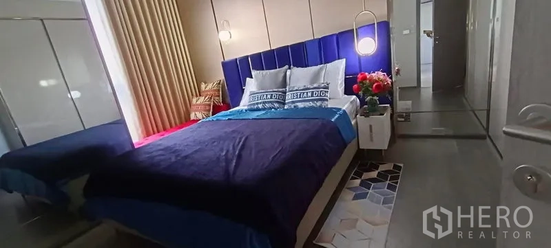 公寓 出租 - 卧室另一角度，蓝色床头、床头灯与内置衣柜