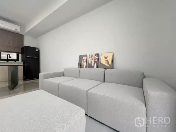 ทาวน์เฮาส์ ให้เช่าในBang Phli, Samut Prakan - มุมนั่งเล่นอบอุ่นด้วยโซฟาโมดูลาร์ ใกล้แพนทรีและตู้เย็น