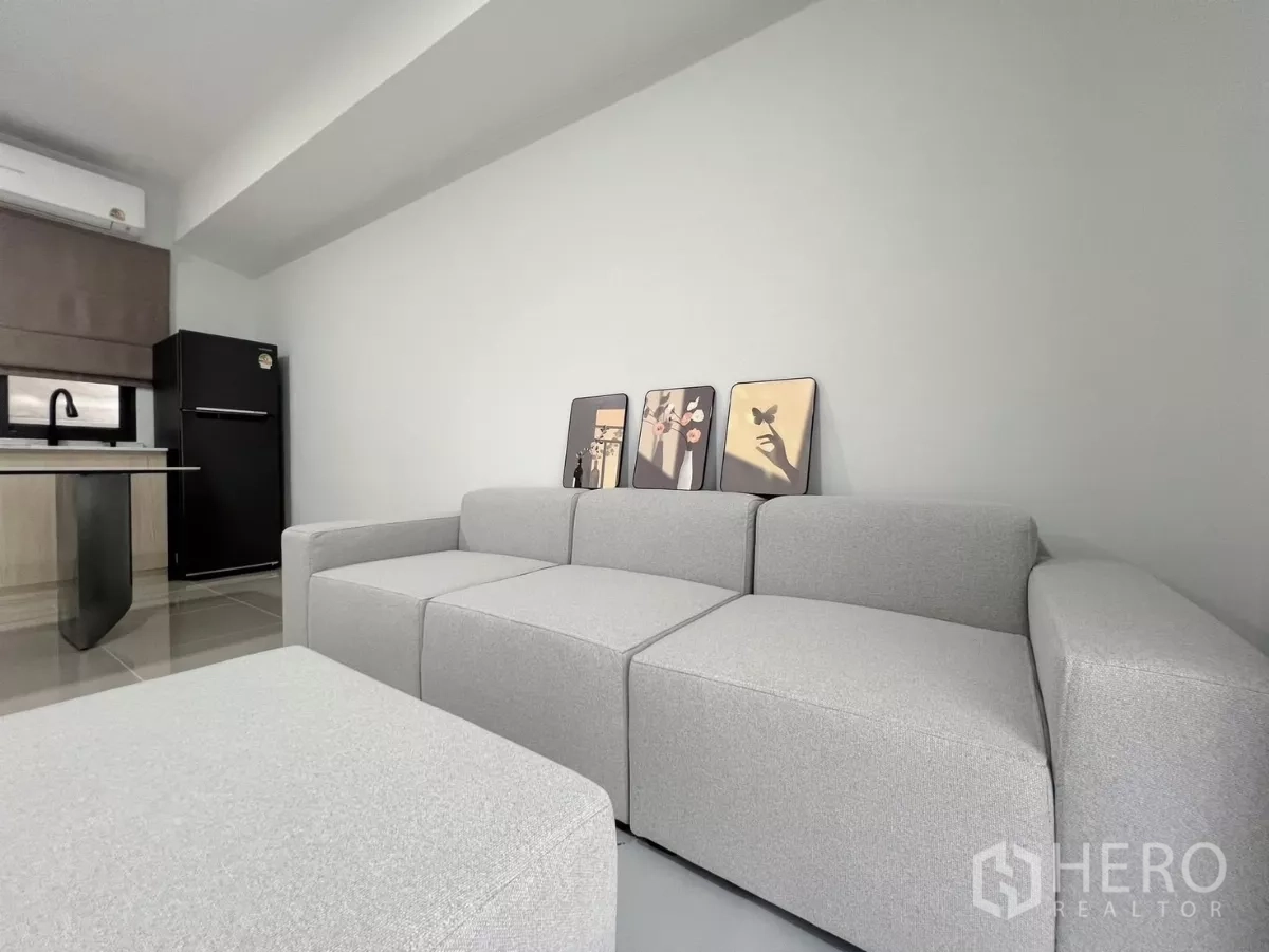 ทาวน์เฮาส์ ให้เช่าในBang Phli, Samut Prakan - มุมนั่งเล่นอบอุ่นด้วยโซฟาโมดูลาร์ ใกล้แพนทรีและตู้เย็น