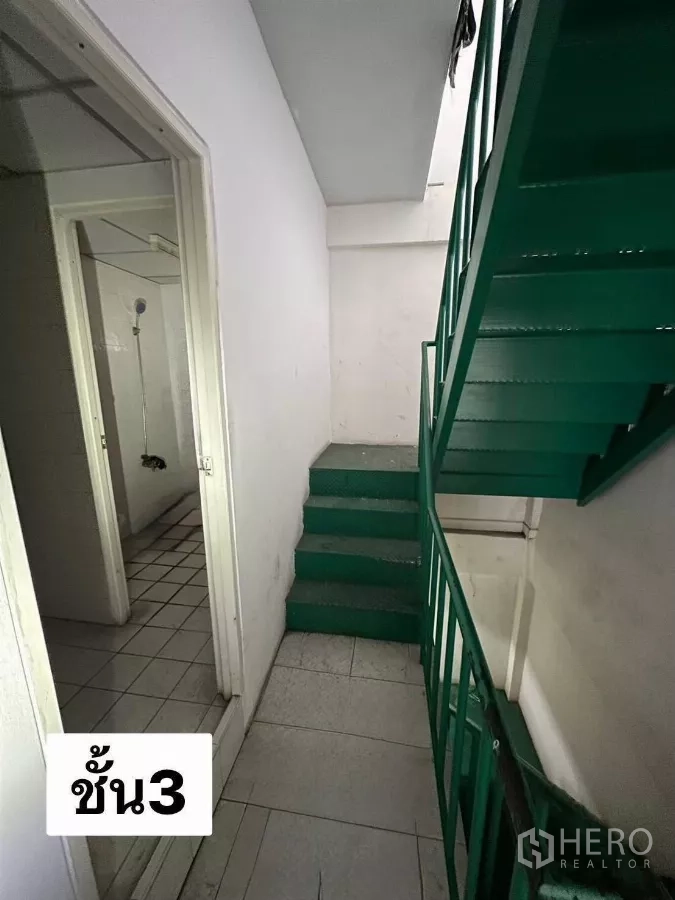 店屋 出租在Ratchathewi, Bangkok - 室内平台区，绿色金属楼梯，旁边为楼上卫生间的门。