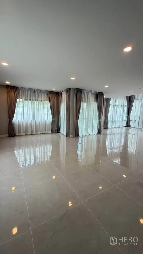 Detached House for rent in Bang Phli, Samut Prakan - Living area with panoramic windows and shiny tiled floor.