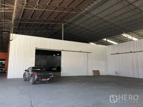 货栈 出租在Nong Chok, Bangkok - 高挑仓库装卸区，金属推拉大门，无遮挡的大开间空间。