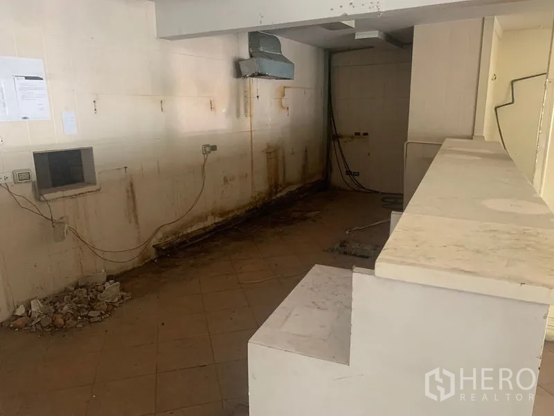 อาคารพาณิชย์ ให้เช่าในWatthana, Bangkok - โซนยูทิลิตี้มีเคาน์เตอร์ ท่อดูดอากาศ และผนังที่ต้องปรับปรุง