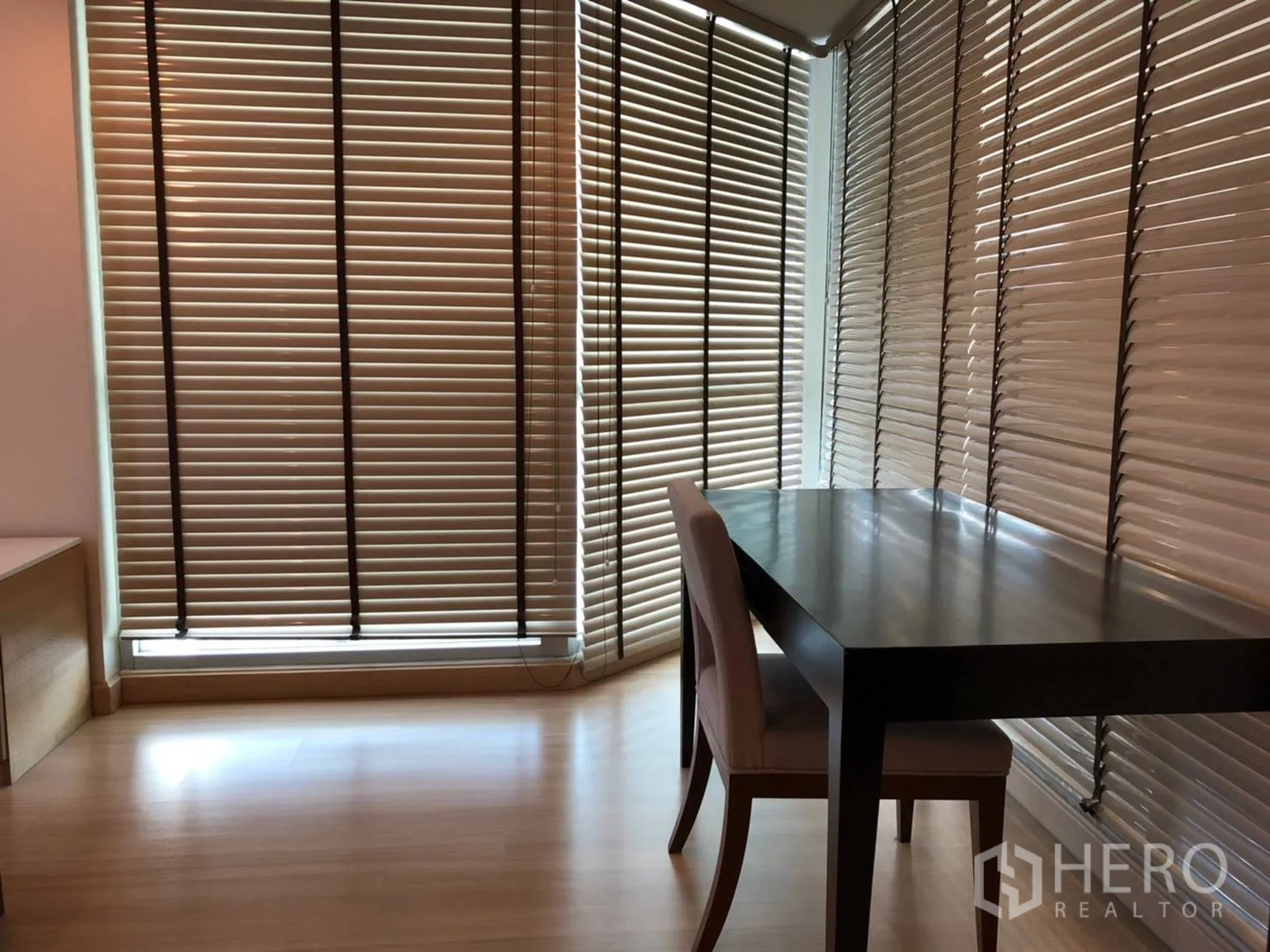 คอนโด ให้เช่าในPathum Wan, Bangkok - มุมทำงานเงียบสงบ พร้อมบานมู่ลี่เต็มผนังและโต๊ะไม้สีเข้ม