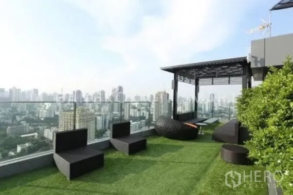 คอนโด ให้เช่าในWatthana, Bangkok - สกายการ์เดนชั้นดาดฟ้า มีเพอร์โกลา ชุดนั่งเล่น ราวกันตกกระจก พร้อมวิวสกายไลน์กรุงเทพฯ