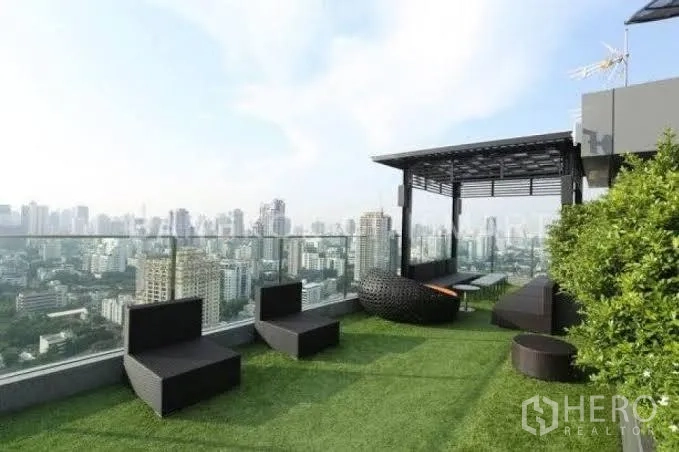 คอนโด ให้เช่าในWatthana, Bangkok - สกายการ์เดนชั้นดาดฟ้า มีเพอร์โกลา ชุดนั่งเล่น ราวกันตกกระจก พร้อมวิวสกายไลน์กรุงเทพฯ