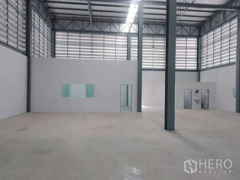 คลังสินค้า ให้เช่าในKhlong Toei, Bangkok - โถงโกดังโล่ง เพดานสูง เสาเหล็ก และพาร์ทิชันห้องสำนักงานภายใน
