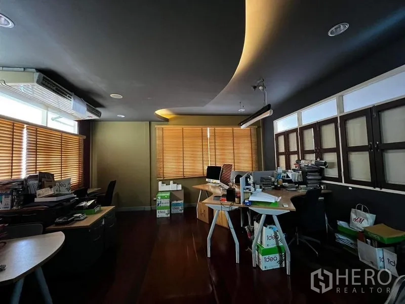 ทาวน์เฮาส์ ให้เช่า - พื้นที่ทำงานกว้าง เพดานซ่อนไฟ มู่ลี่ไม้ และโต๊ะหลายชุด