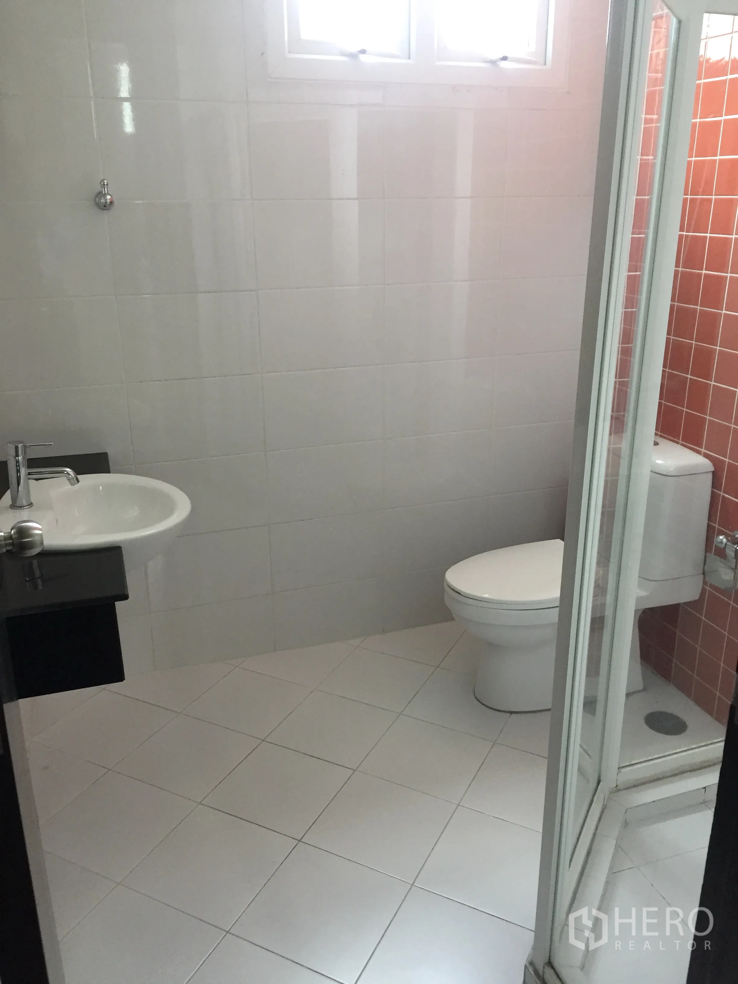 คอนโด ให้เช่าในKhlong Toei, Bangkok - ห้องน้ำสะอาด กระเบื้องสีขาว พร้อมฉากกั้นอาบน้ำกระจกและหน้าต่าง