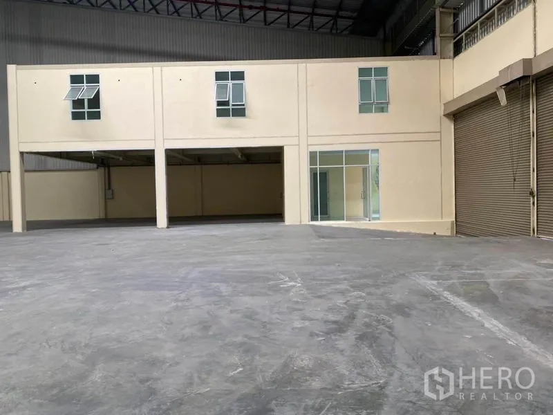 Factory for rent in Bang Phli, Samut Prakan - Mezzanine office block with glass entrance beside large roller shutter doors.