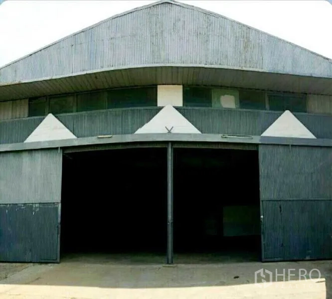 คลังสินค้า ให้เช่าในSai Mai, Bangkok - ด้านหน้าอาคารทรงหน้าจั่ว ประตูเหล็กบานเลื่อนคู่ และลานจอดด้านหน้า