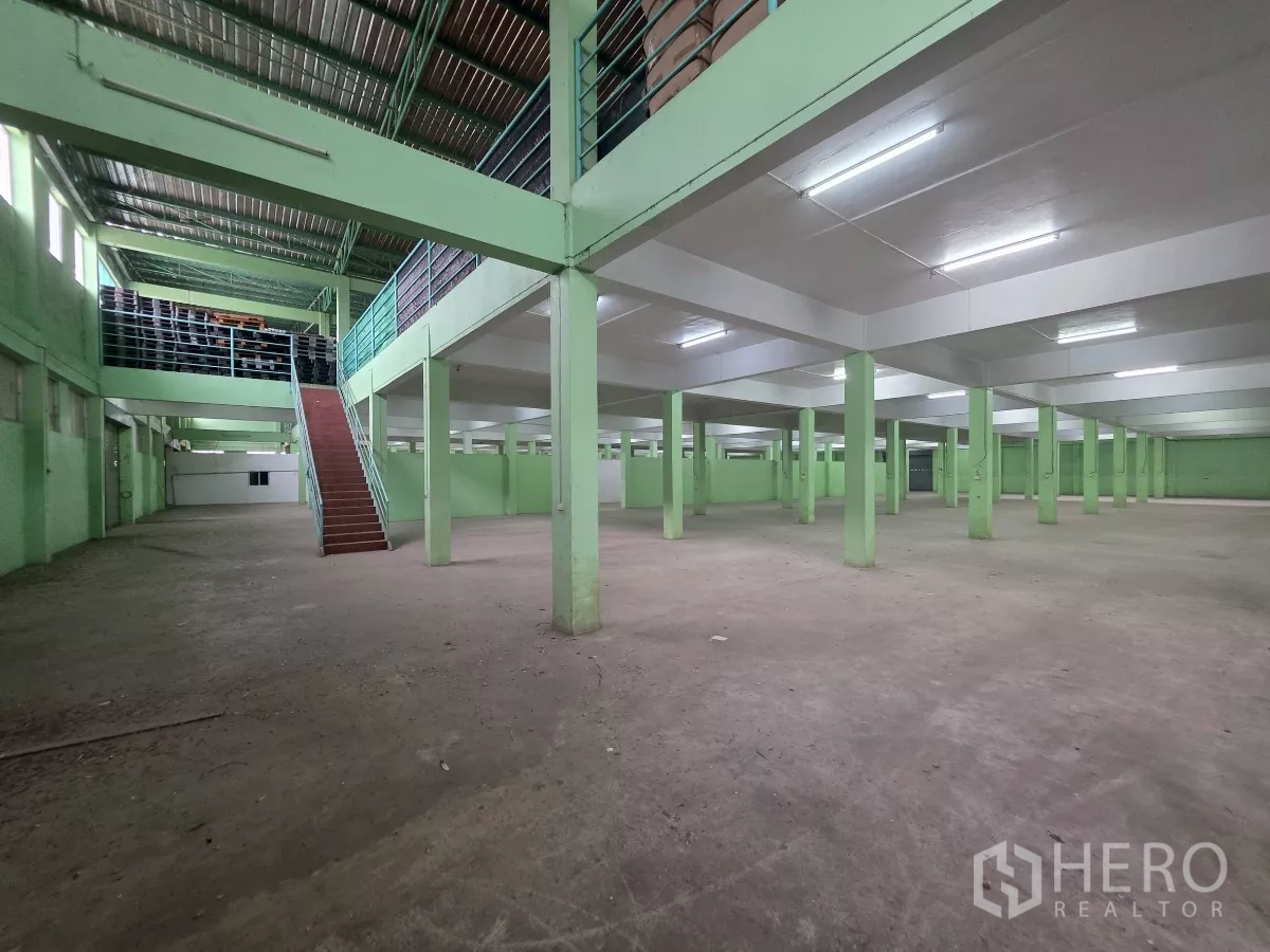 คลังสินค้า ให้เช่าในBang Khun Thian, Bangkok - ภายในโกดังโล่งพื้นคอนกรีต มีบันไดขึ้นชั้นลอยและเสารับน้ำหนักเรียงตัว