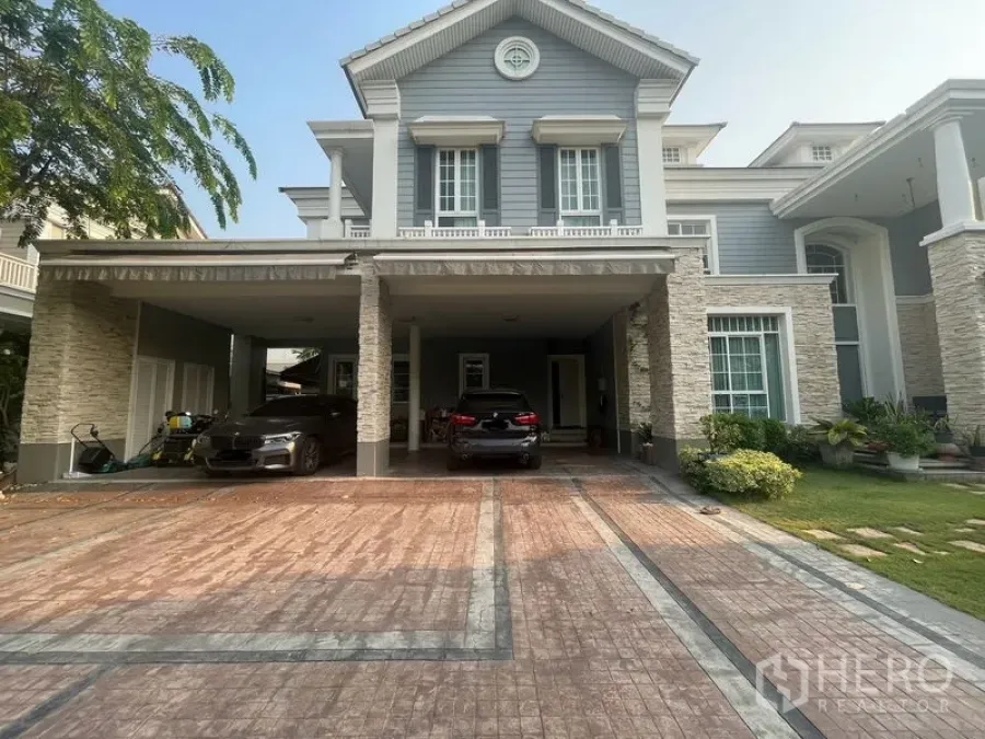 独立式住宅 出租在Bang Phli, Samut Prakan - 灰色两层住宅，宽车道与车棚