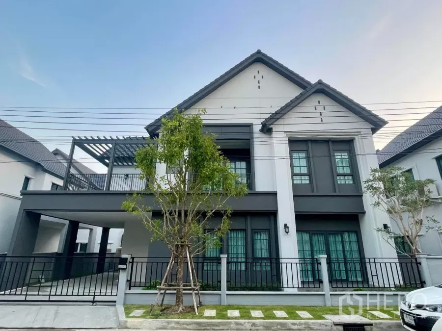 独立式住宅 出租在Bang Phli, Samut Prakan - 现代两层独栋别墅，带入户围栏车位与露台凉棚，位于Bang Phli社区。