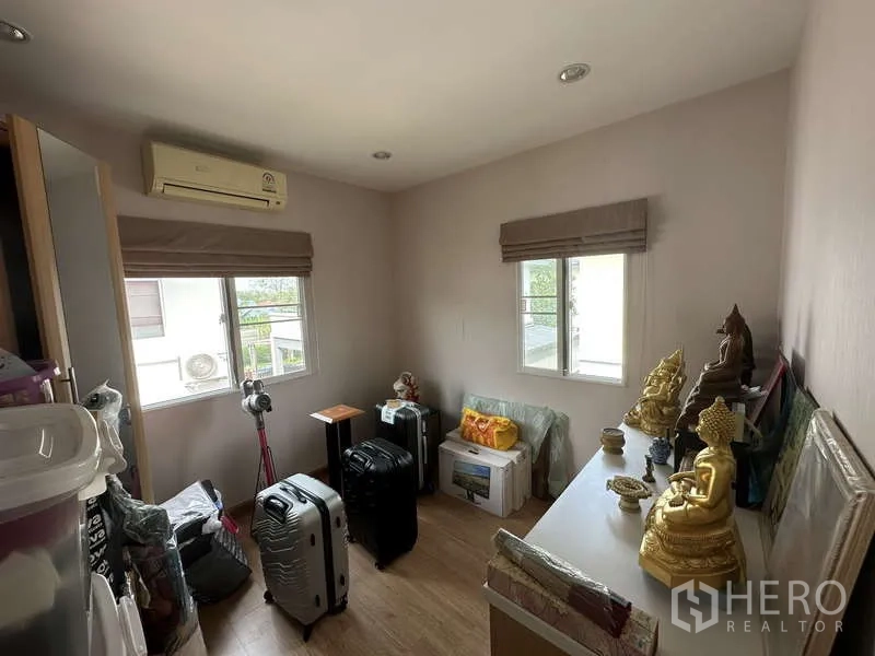 บ้าน ขายในSai Mai, Bangkok - ห้องนอนขนาดกะทัดรัดหรือห้องอเนกประสงค์ มีหน้าต่างสองบานและแอร์