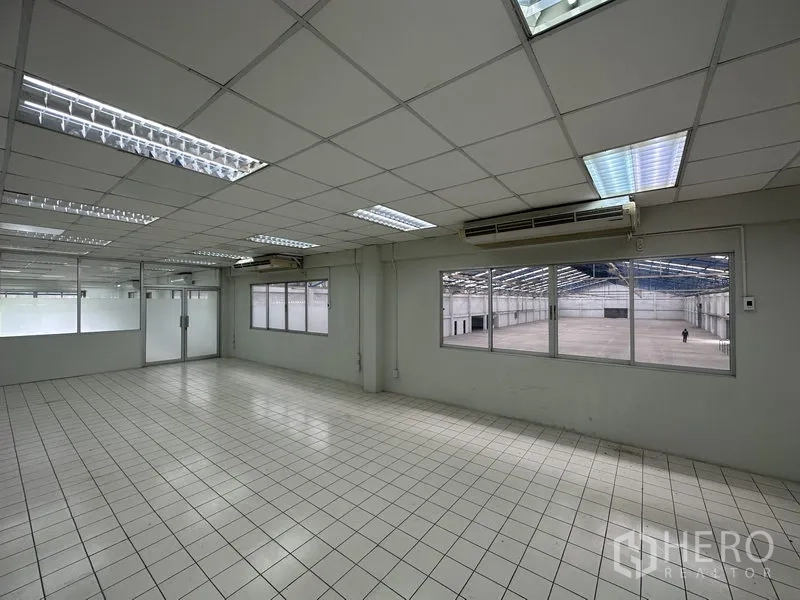 工厂 出租在Nonthaburi - 带空调的办公室，通过大窗户俯瞰厂区