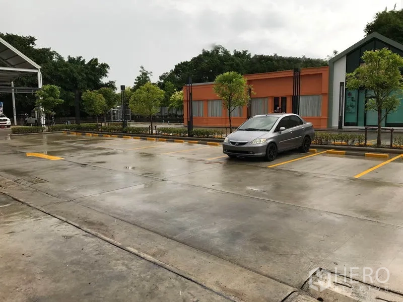 零售空间 出租在Bang Na, Bangkok - 项目自带地面停车场，划线车位与景观树木。