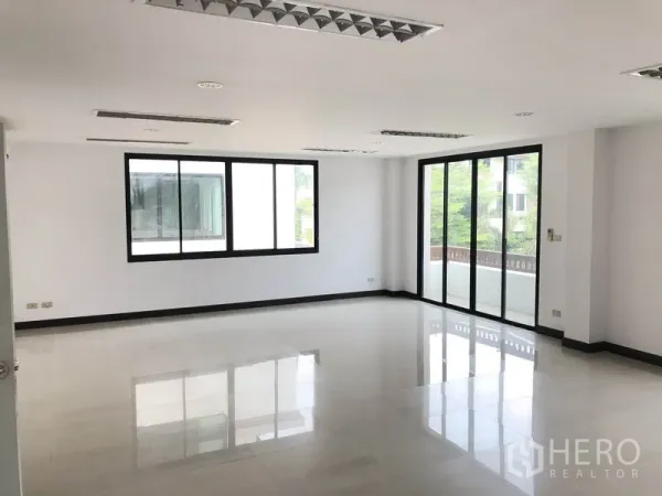 สำนักงานที่บ้าน ให้เช่าในWang Thonglang, Bangkok - พื้นที่สำนักงานโล่งสว่าง พื้นกระเบื้องสีขาว โคมไฟฝังฝ้า และประตูกระจกบานเลื่อนออกสู่ระเบียง