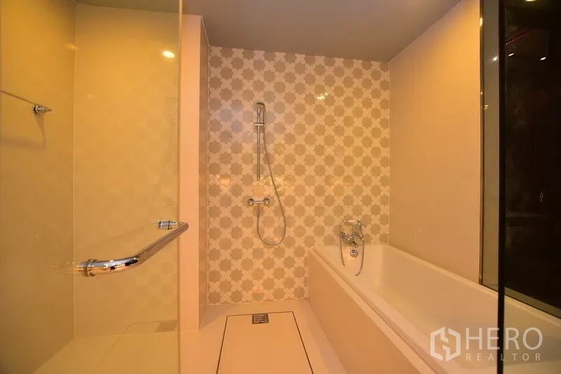 คอนโด ให้เช่าหรือขายในKhlong Toei, Bangkok - ห้องน้ำแยกโซน ฝักบัวแบบวอล์กอินและอ่างอาบน้ำ ผนังลายพิมพ์