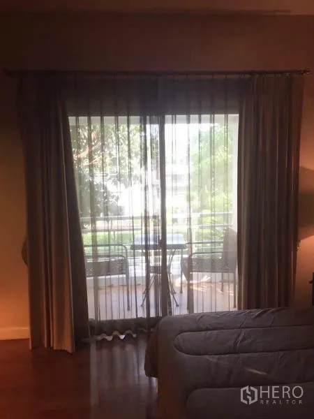 บ้าน ขายในLat Krabang, Bangkok - ประตูกระจกบานเลื่อนพร้อมม่านโปร่ง เปิดออกสู่ระเบียงนั่งเล่น