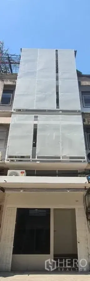 อาคารพาณิชย์ ให้เช่าในPhra Khanong, Bangkok - อาคารพาณิชย์หลายชั้นด้านหน้าแคบ พร้อมแผงตกแต่งโมเดิร์นเหนือหน้าร้าน