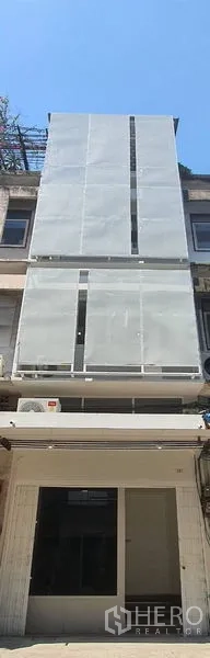 อาคารพาณิชย์ ให้เช่าในPhra Khanong, Bangkok - อาคารพาณิชย์หลายชั้นด้านหน้าแคบ พร้อมแผงตกแต่งโมเดิร์นเหนือหน้าร้าน