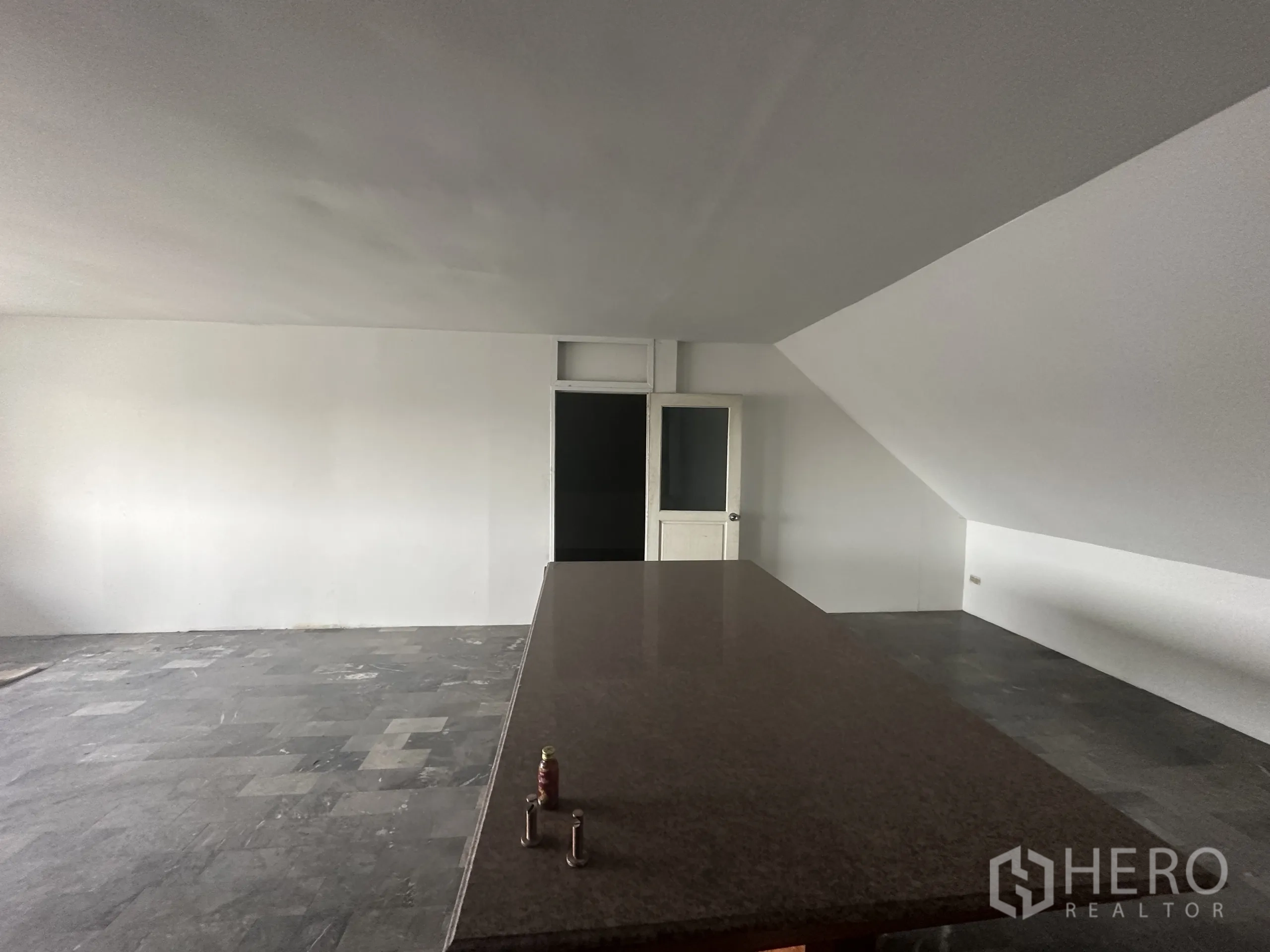 零售空间 出租在Suan Luang, Bangkok - 多功能房，设长桌与大窗，位于上层。