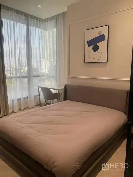 คอนโด ให้เช่า - ห้องนอนหลักเตียงสีเทา หน้าต่างเต็มผนัง มองเห็นวิวเมือง