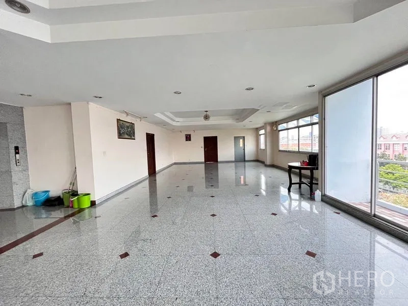 อาคารพาณิชย์ ขายในWang Thonglang, Bangkok - พื้นที่ชั้นบนแบบเปิดพร้อมหน้าต่างบานใหญ่และวิวเมือง