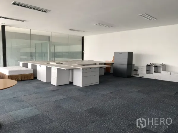 พื้นที่ขายปลีก ให้เช่าในLam Luk Ka, Pathum Thani - พื้นที่สำนักงานชั้นบน ปูพรม พร้อมผนังกระจกกั้น