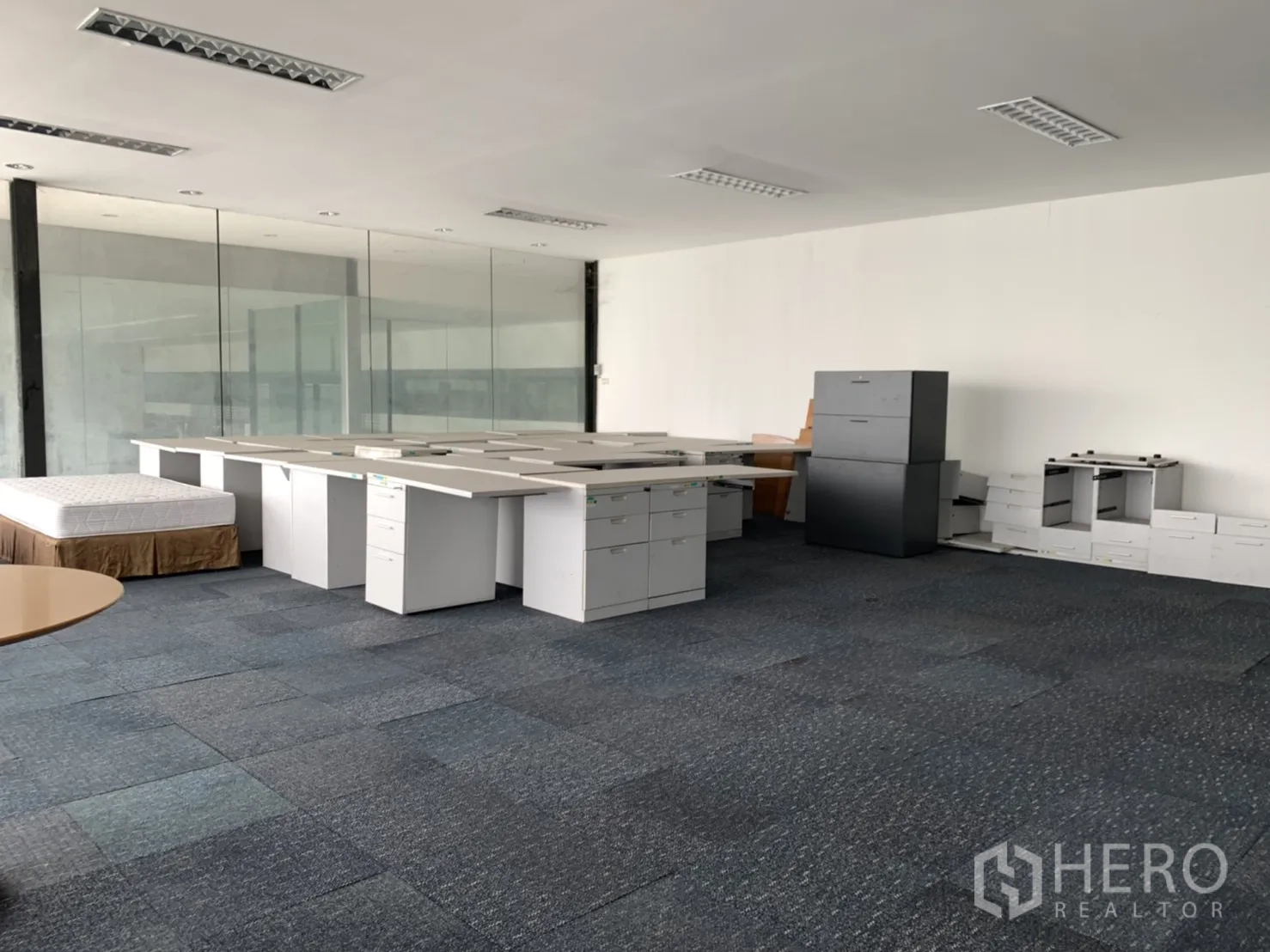 พื้นที่ขายปลีก ให้เช่าในLam Luk Ka, Pathum Thani - พื้นที่สำนักงานชั้นบน ปูพรม พร้อมผนังกระจกกั้น