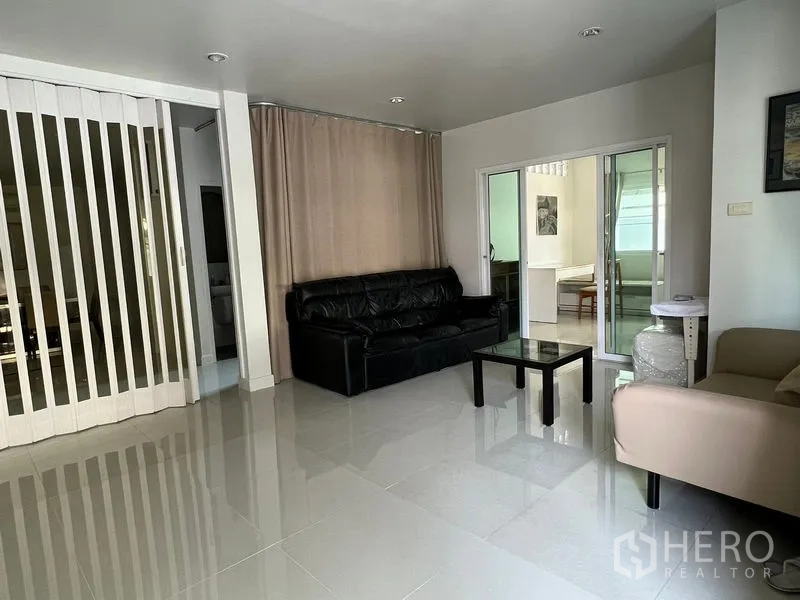 独立式住宅 出租在Bang Kapi, Bangkok - 两层独栋别墅外观，带围栏与双车位有顶车棚。